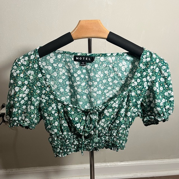 Motel Yiava Crop Top In Floral Field Green - Picture 1 of 5
